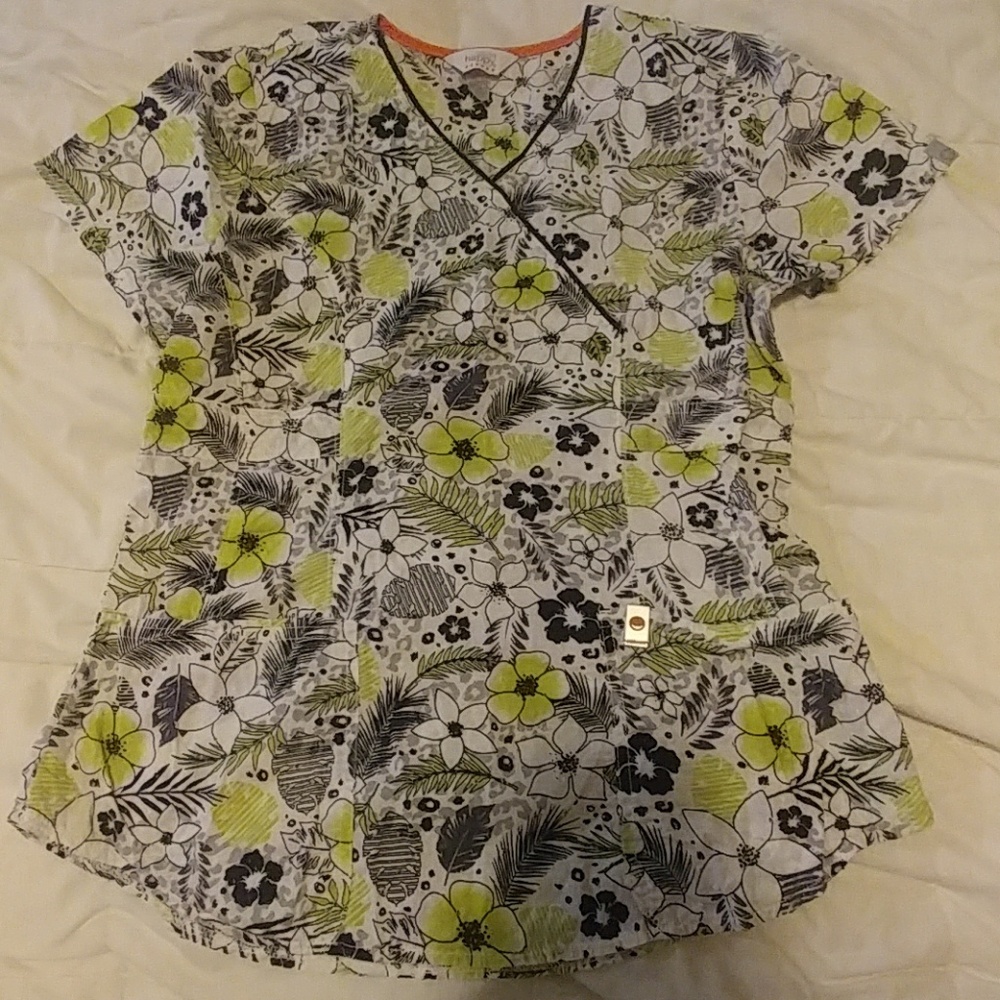 Scrub top bundle - Picture 3 of 4